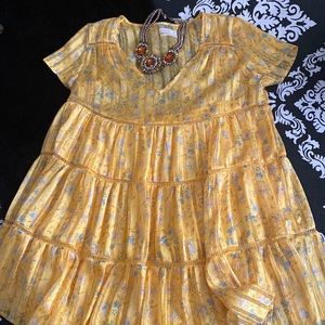 Chic, beautiful top in a bright yellow by Urban Outfitters, woahhhhh😍